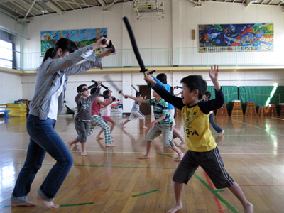 基本受打の練習にはげむ子どもたち